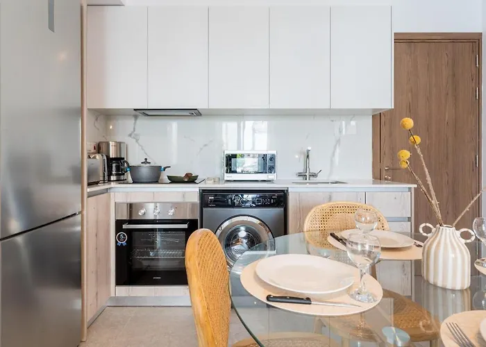 Lunette - Artful 1-br & Balcony In アパート