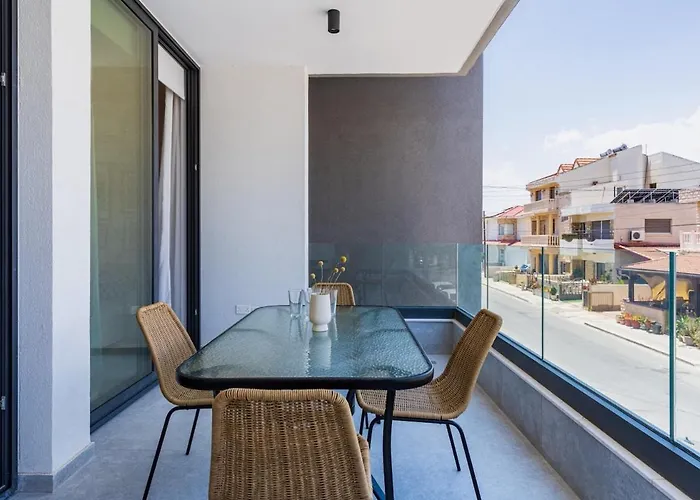 Lunette - Artful 1-br & Balcony In アパート *