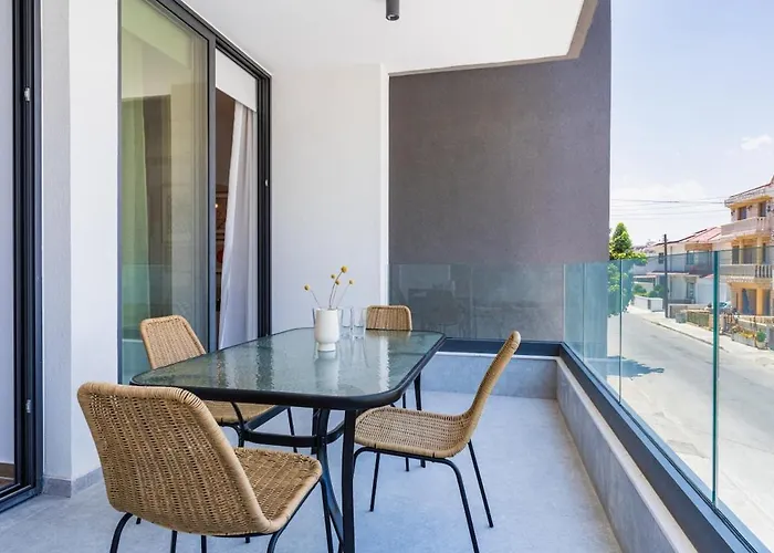 Lunette - Artful 1-br & Balcony In アパート