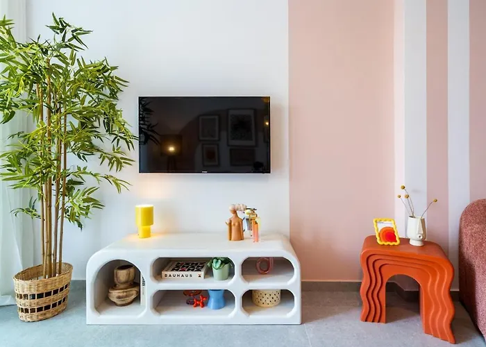 Lunette - Artful 1-br & Balcony In アパート