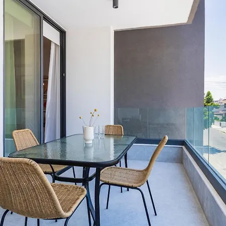 Lunette - Artful 1-br & Balcony In Lejlighed